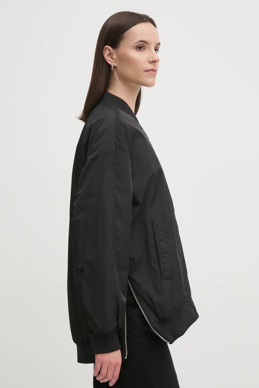 Куртка-бомбер Calvin Klein Jeans жіноча колір чорний перехідна oversize J20J224702 