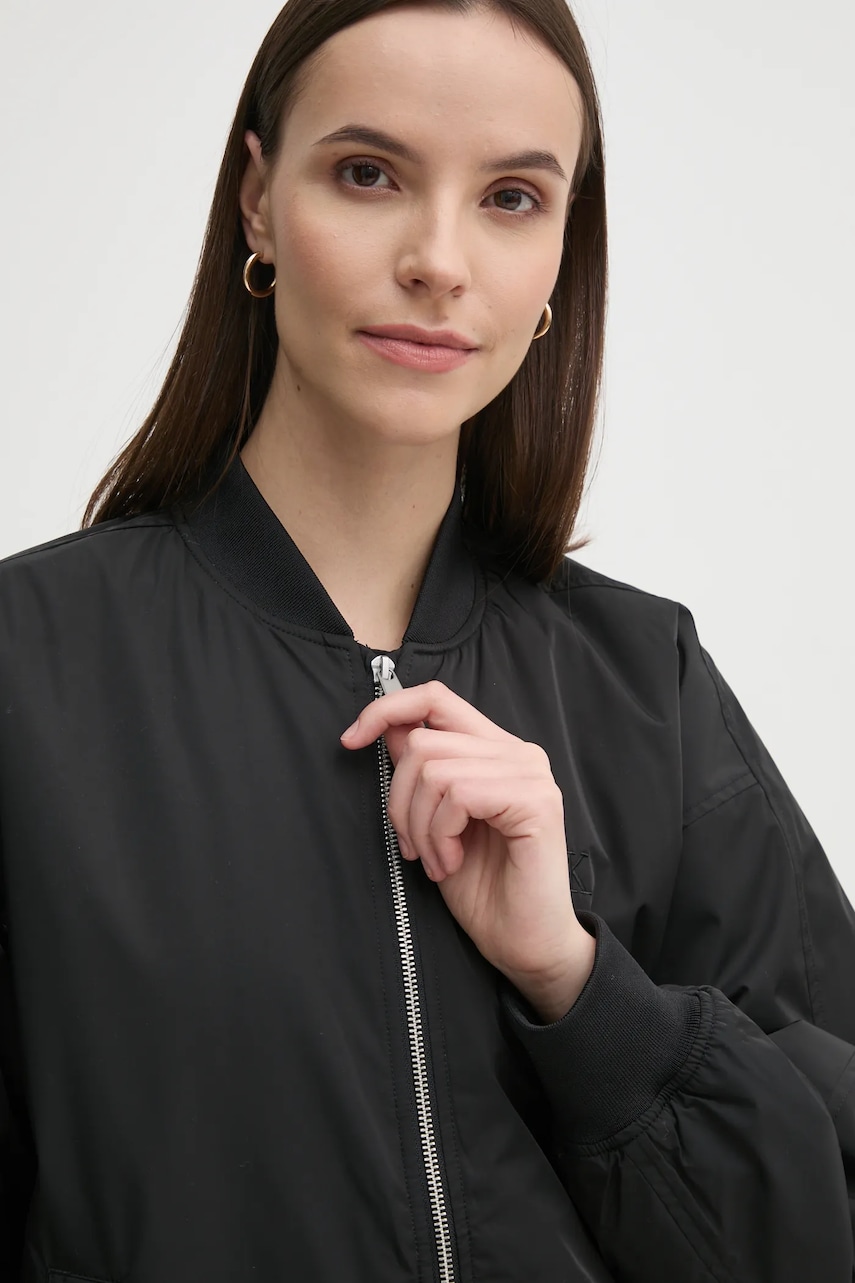Куртка-бомбер Calvin Klein Jeans жіноча колір чорний перехідна oversize J20J224702 