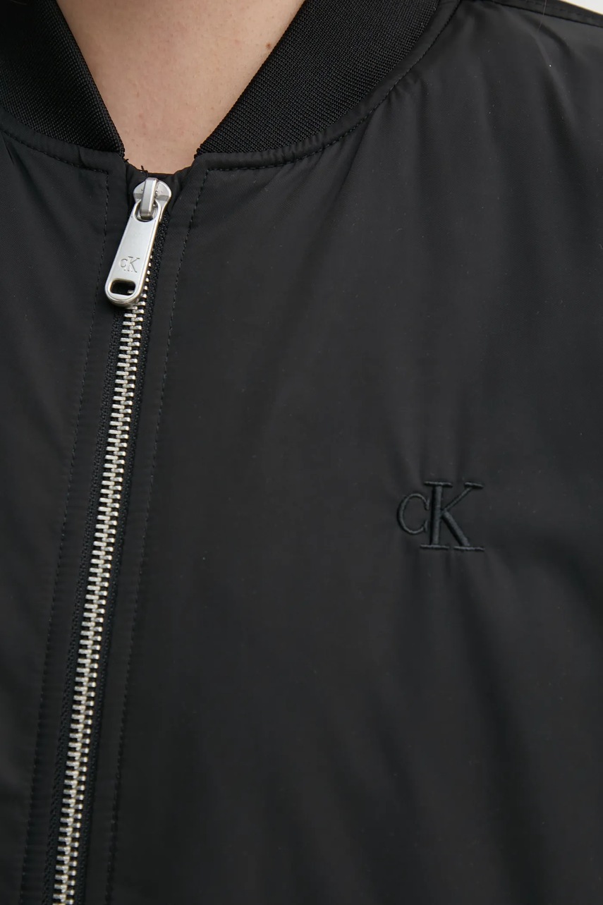 Куртка-бомбер Calvin Klein Jeans жіноча колір чорний перехідна oversize J20J224702 