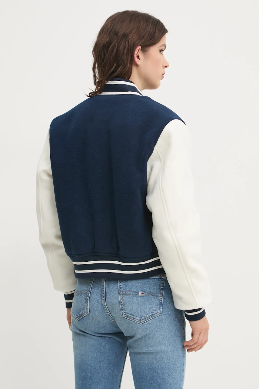 Куртка-бомбер с примесью шерсти Tommy Jeans цвет синий переходная DW0DW19320 Куртка-бомбер с примесью шерсти Tommy Jeans цвет синий переходная DW0DW19320
