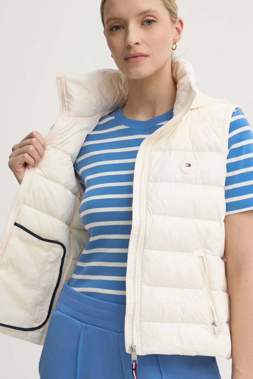 Пухова безрукавка Tommy Hilfiger жіноча колір бежевий перехідна WW0WW43773 