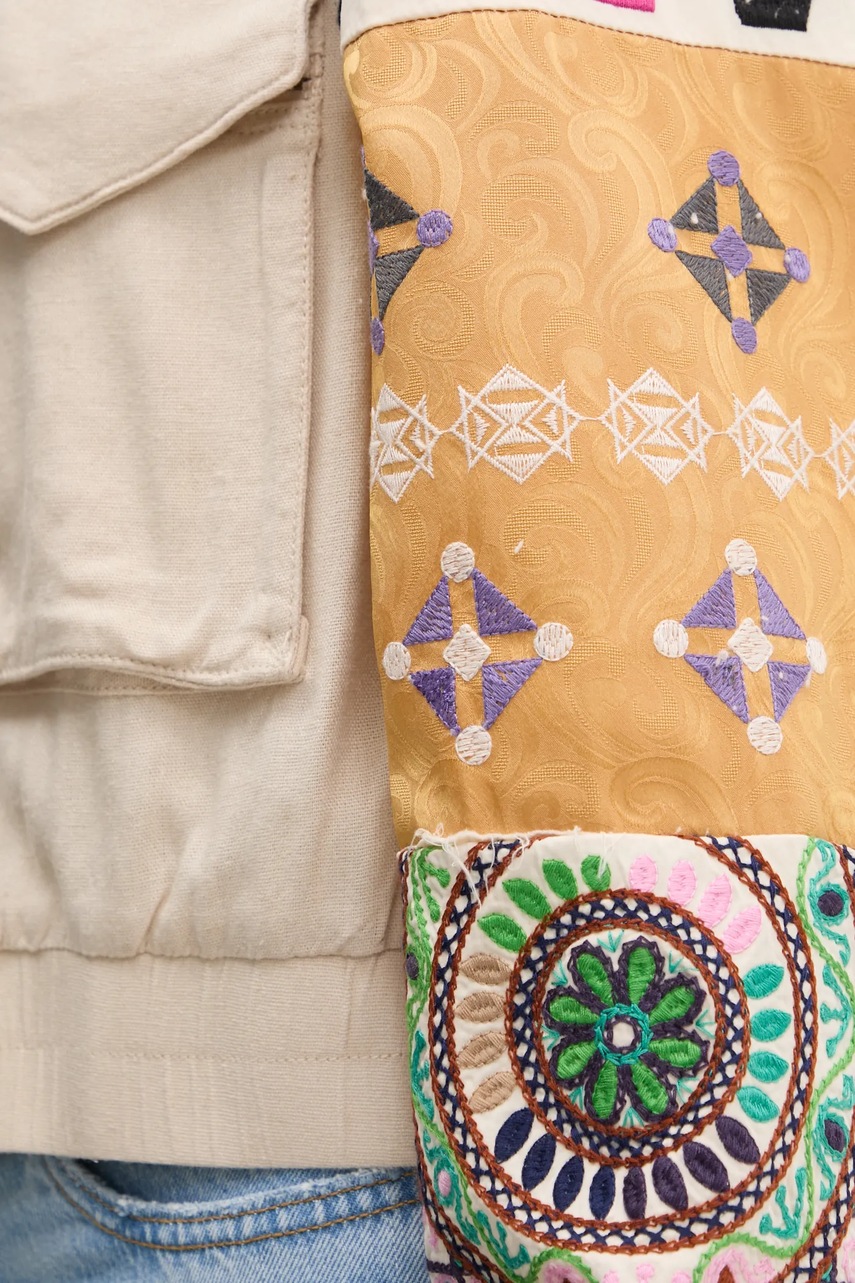 Μπουφάν bomber Desigual AUSTIN χρώμα: μπεζ, 25SWEW51 φωτογραφία