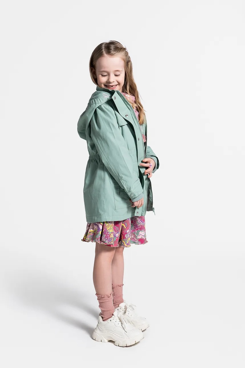 Levně Dětská bunda Coccodrillo zelená barva, OUTERWEAR GIRL KIDS