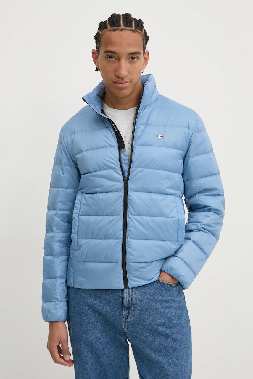 Levně Péřová bunda Tommy Jeans pánská, modrá barva, přechodná, DM0DM20658