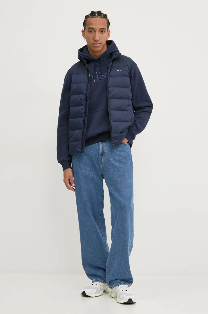 Пуховая безрукавка Tommy Jeans мужская цвет синий переходная DM0DM20663 Пуховая безрукавка Tommy Jeans мужская цвет синий переходная DM0DM20663