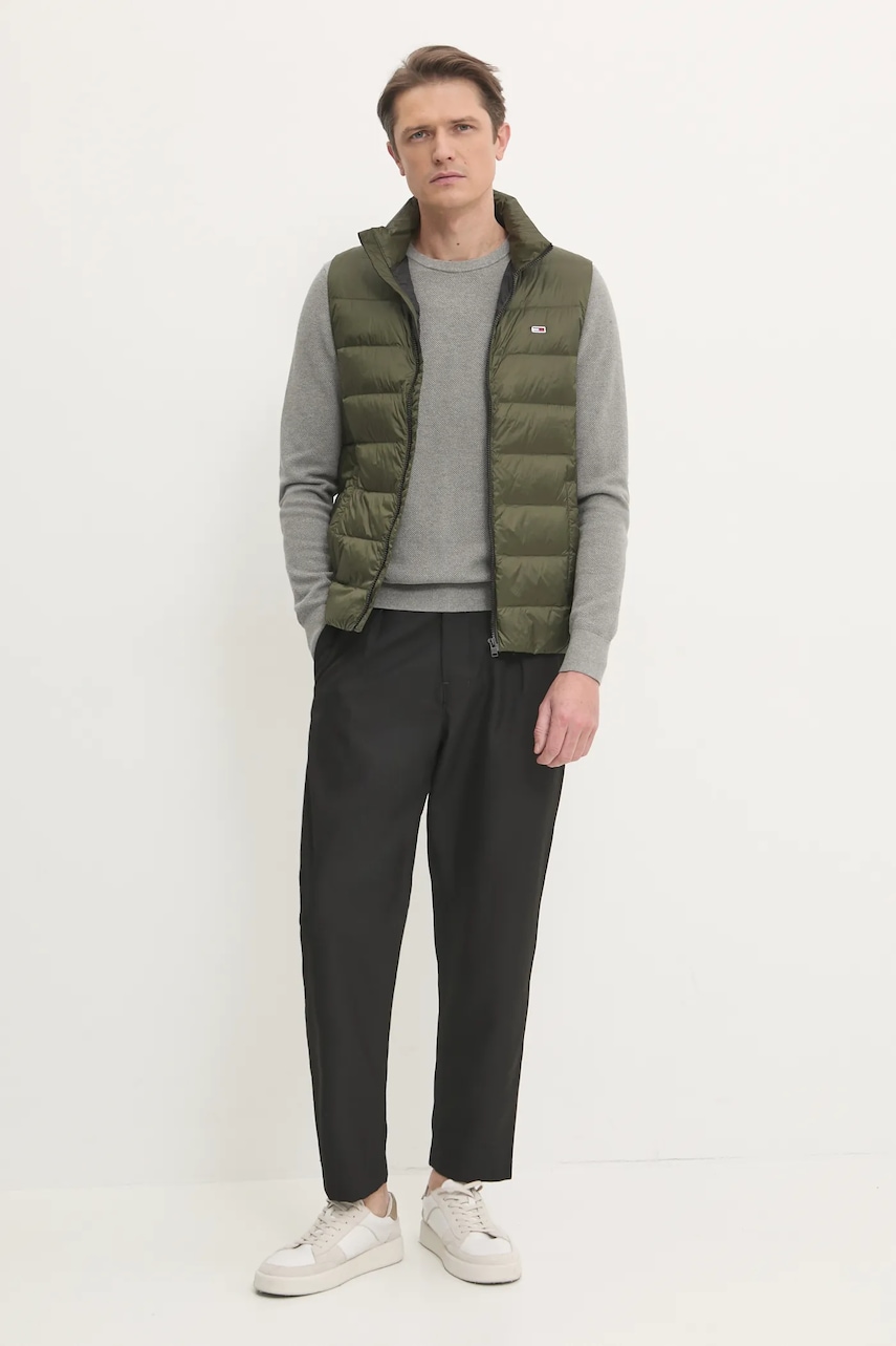 Пуховая безрукавка Tommy Jeans мужская цвет зелёный переходная DM0DM20663 Пуховая безрукавка Tommy Jeans мужская цвет зелёный переходная DM0DM20663