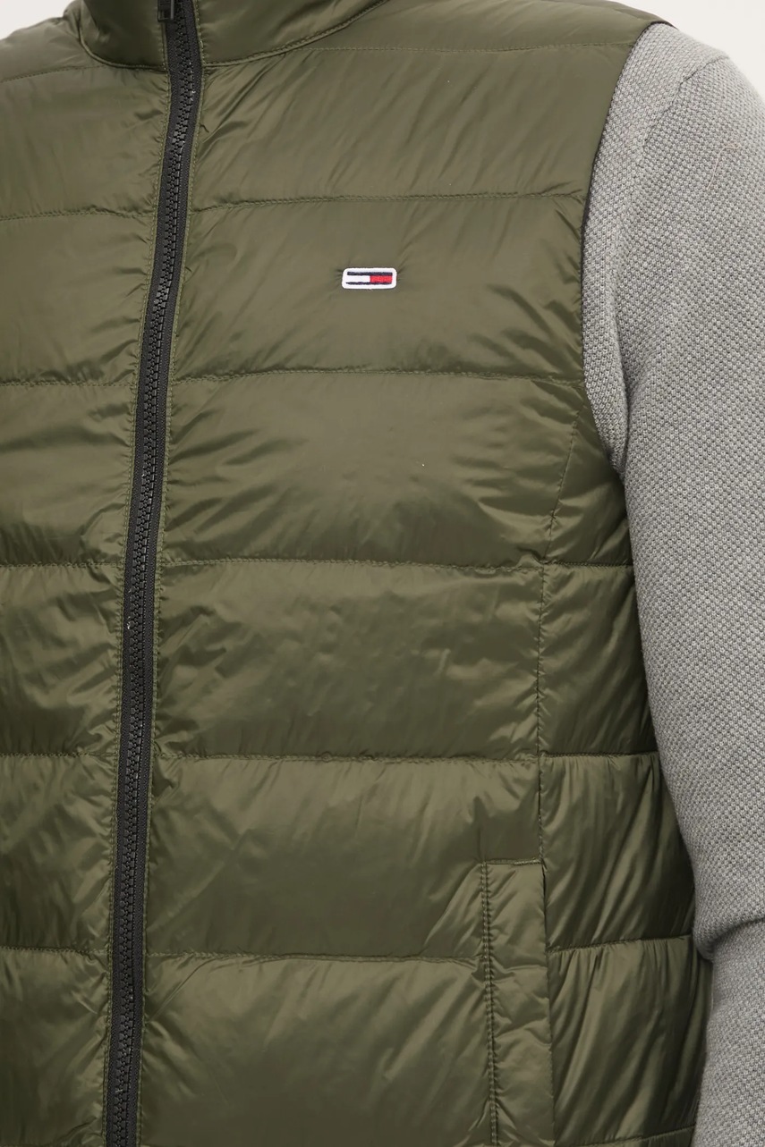 Пухова безрукавка Tommy Jeans чоловіча колір зелений перехідна DM0DM20663 