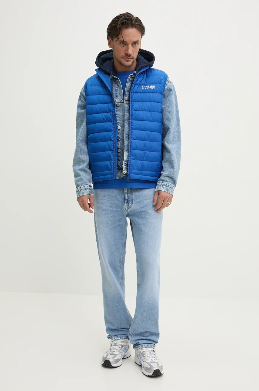 Безрукавка Red Bull Racing x Pepe Jeans LIGHTWEIGHT GILET мужская цвет фиолетовый переходная RM400013 Безрукавка Red Bull Racing x Pepe Jeans LIGHTWEIGHT GILET мужская цвет фиолетовый переходная RM400013