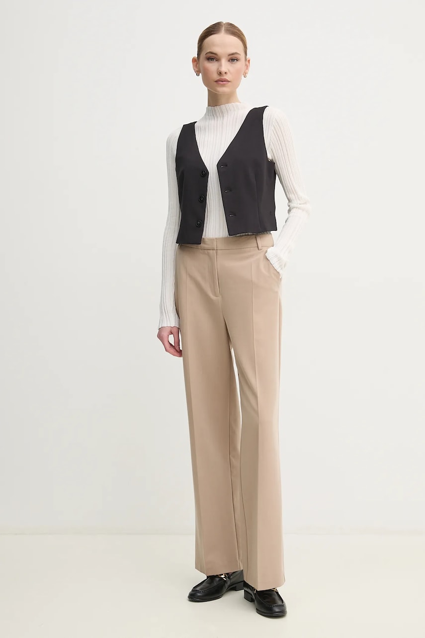 Безрукавка Calvin Klein Jeans цвет чёрный однобортная J20J225321 Безрукавка Calvin Klein Jeans цвет чёрный однобортная J20J225321