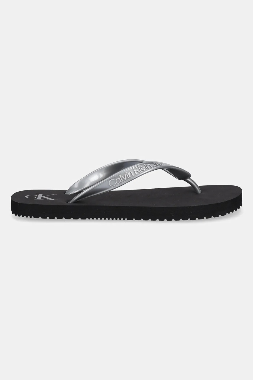 Вьетнамки Calvin Klein Jeans BEACH SANDAL MONOLOGO TPU цвет серебрянный на плоском ходу YW0YW01719