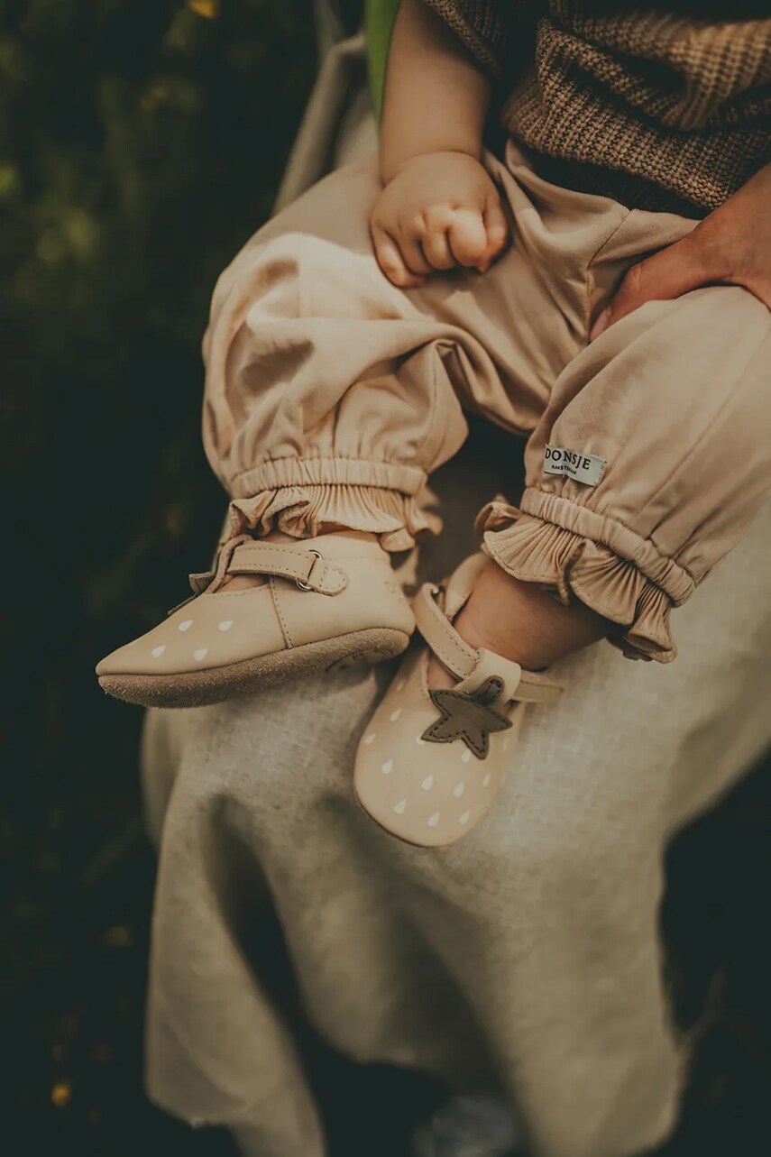 

Бебешки велурени обувки Donsje Nanoe Shoes Strawberry в бежово 1005003, Бежов