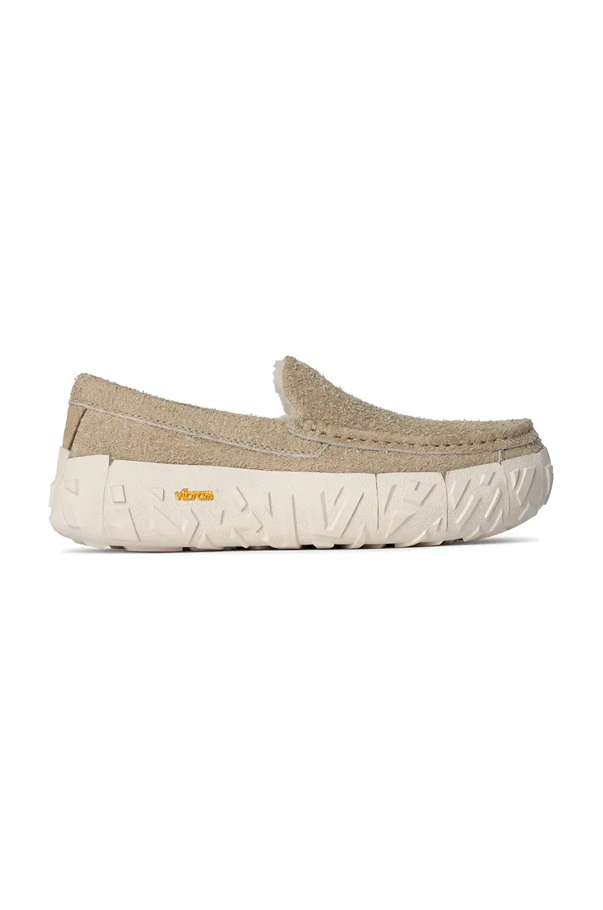 Semišové mokasíny UGG Ascot Wrap Tech pánské, béžová barva, 1167670-MDSD