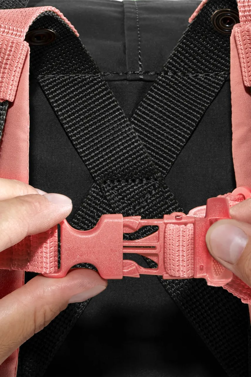 Нагрудный ремень Fjallraven Kanken Chest Strap цвет серый маленький однотонный F23507 Нагрудный ремень Fjallraven Kanken Chest Strap цвет серый маленький однотонный F23507