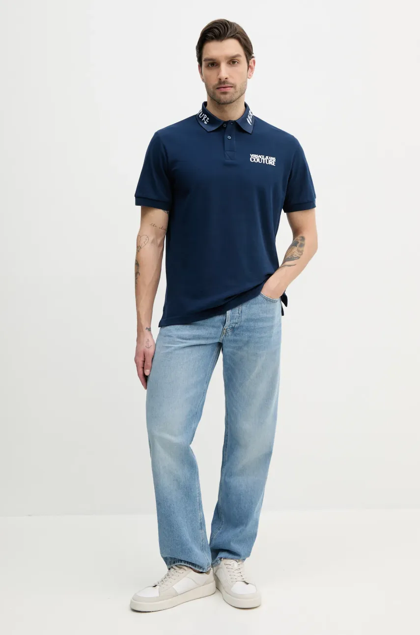 Хлопковое поло Versace Jeans Couture мужское цвет синий с принтом 78GAGT05 CJ01T Хлопковое поло Versace Jeans Couture мужское цвет синий с принтом 78GAGT05 CJ01T