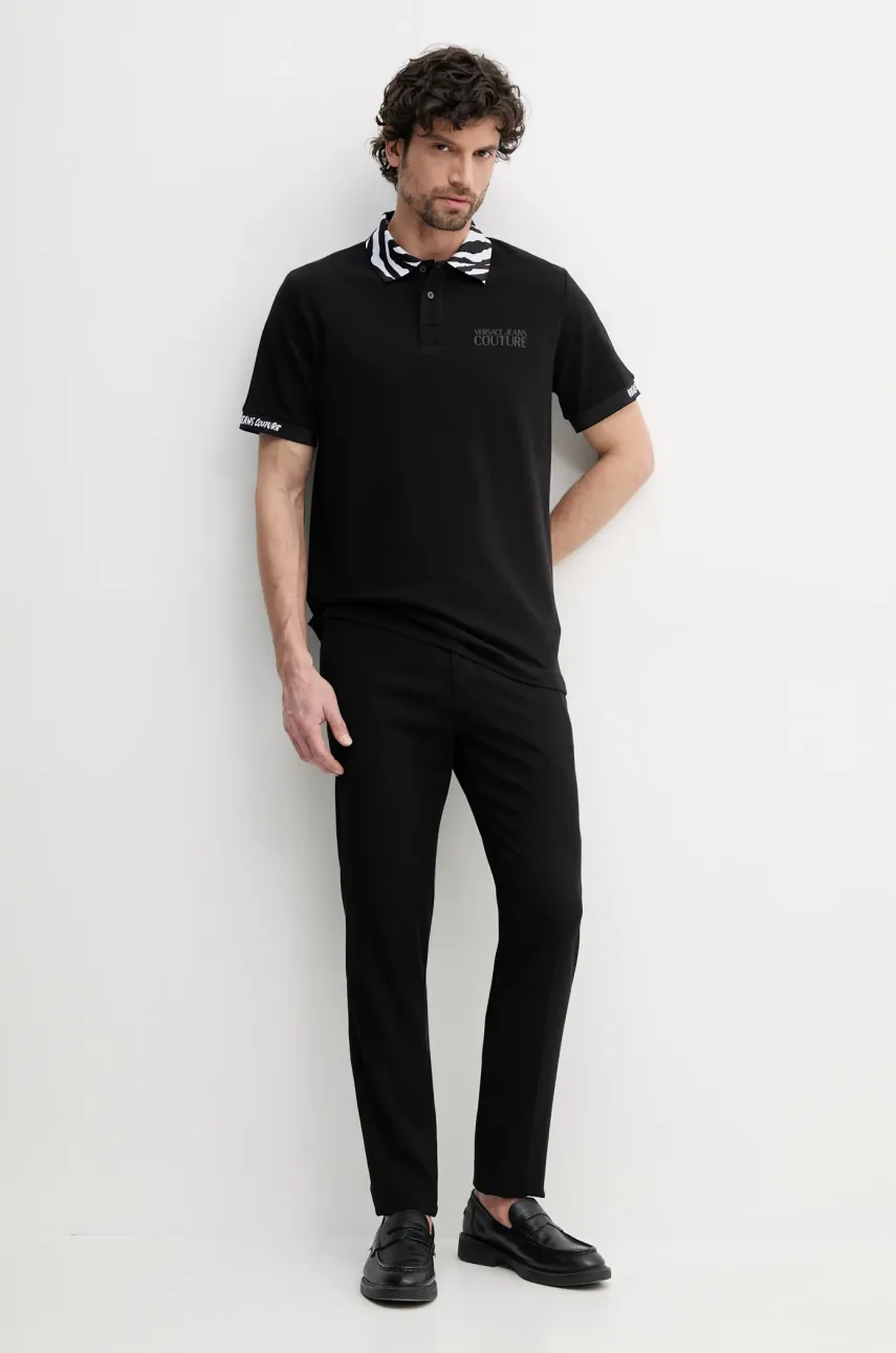 Хлопковое поло Versace Jeans Couture мужское цвет чёрный с аппликацией 78GAGT06 CJ01T Хлопковое поло Versace Jeans Couture мужское цвет чёрный с аппликацией 78GAGT06 CJ01T