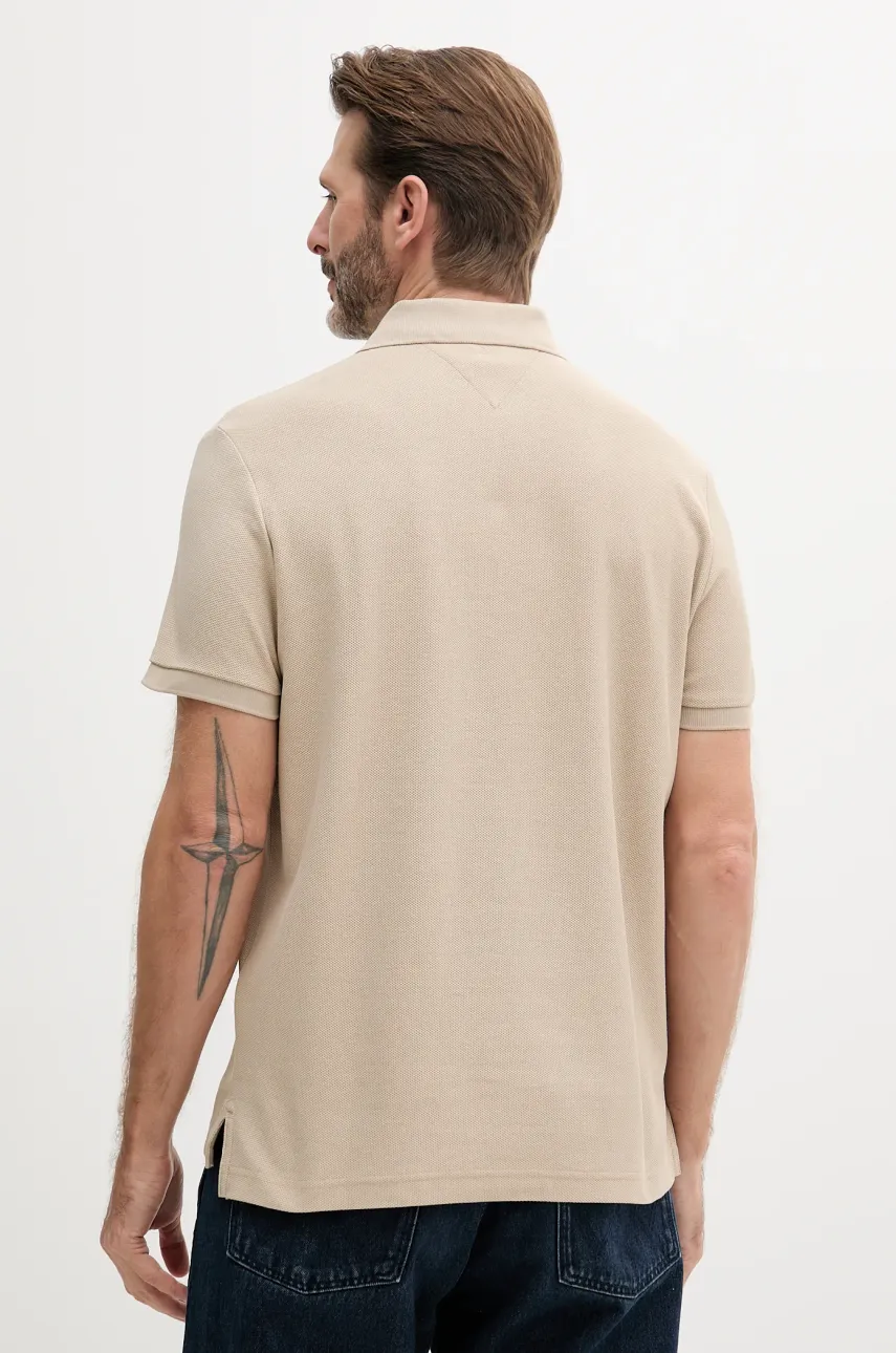 Хлопковое поло Tommy Hilfiger мужское цвет бежевый с аппликацией MW0MW33167 Хлопковое поло Tommy Hilfiger мужское цвет бежевый с аппликацией MW0MW33167