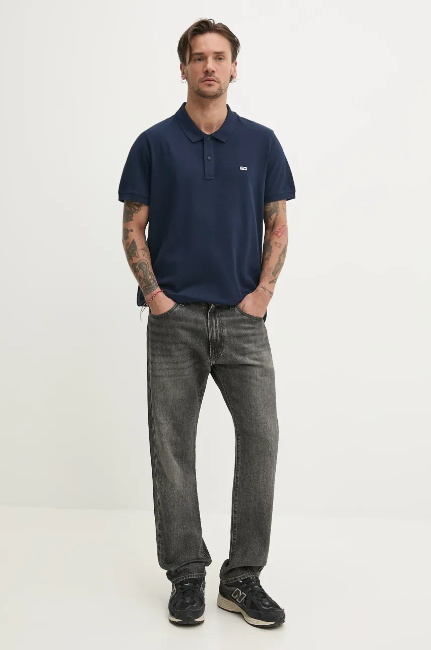 Хлопковое поло Tommy Jeans мужское цвет синий однотонное DM0DM20676 Хлопковое поло Tommy Jeans мужское цвет синий однотонное DM0DM20676