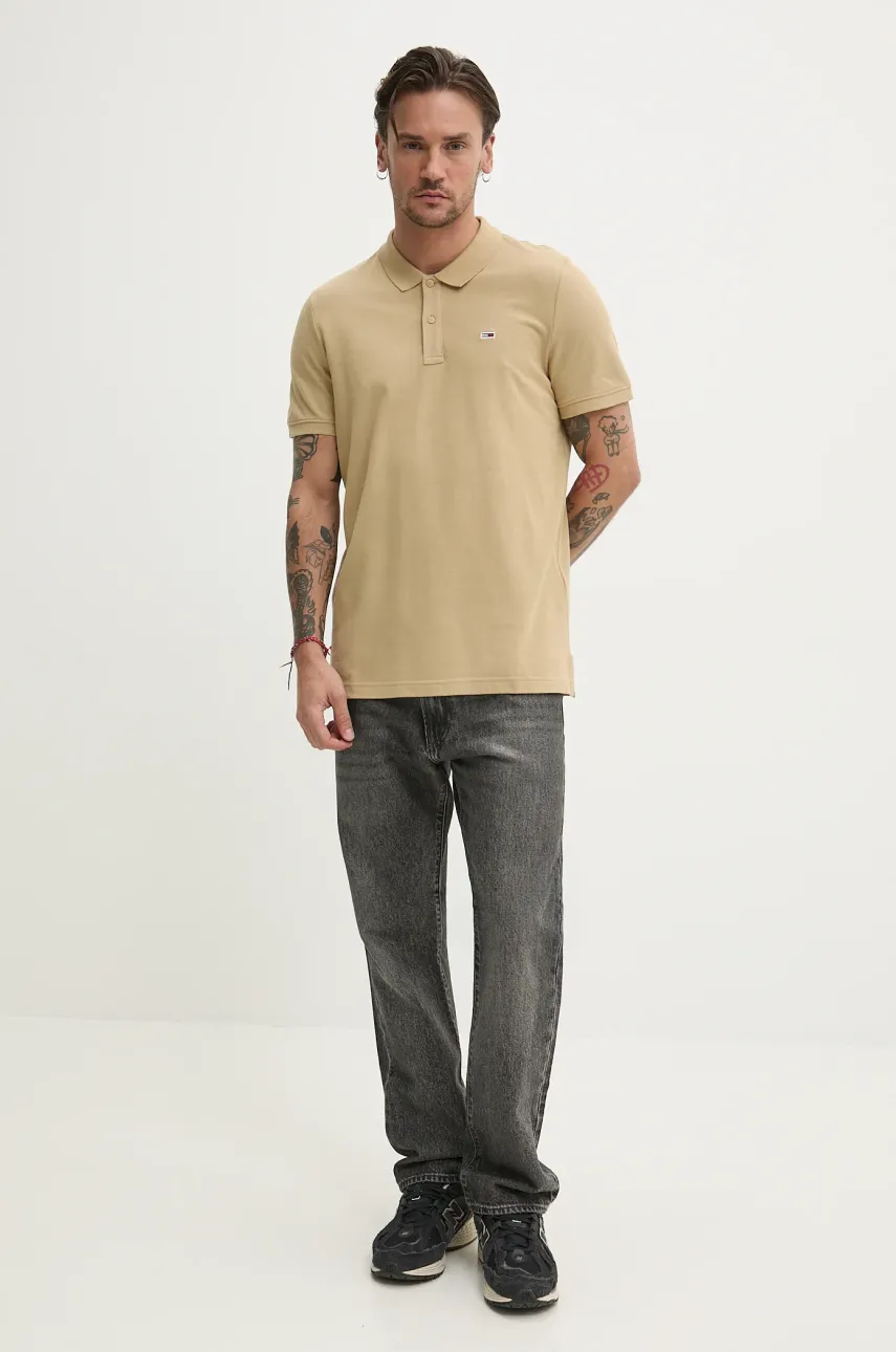 Хлопковое поло Tommy Jeans мужское цвет бежевый однотонное DM0DM20676 Хлопковое поло Tommy Jeans мужское цвет бежевый однотонное DM0DM20676