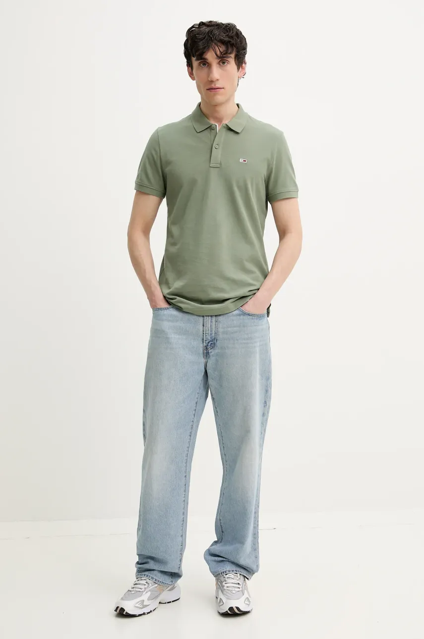 Хлопковое поло Tommy Jeans мужское цвет зелёный однотонное DM0DM20676 Хлопковое поло Tommy Jeans мужское цвет зелёный однотонное DM0DM20676