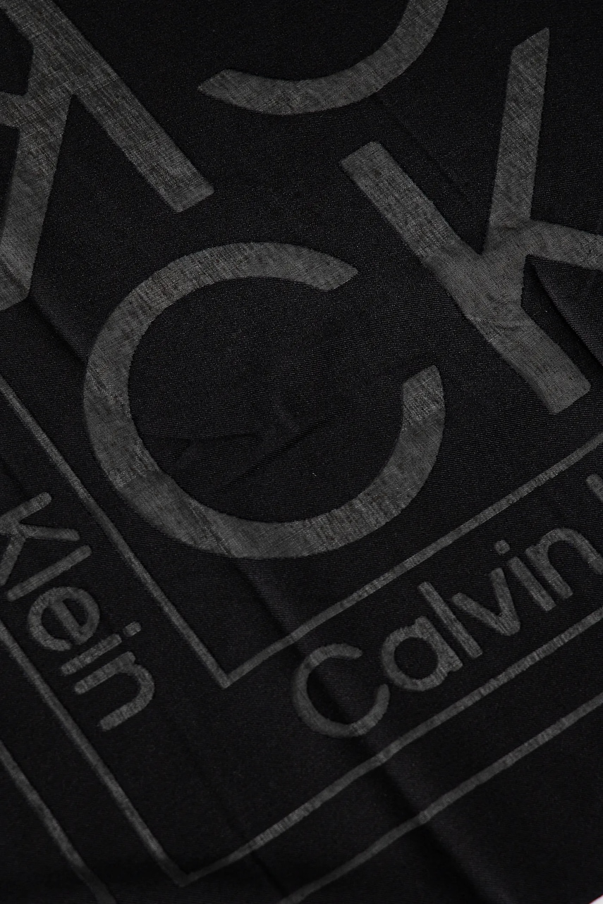 Платок Calvin Klein женский цвет чёрный узор K60K612977 Платок Calvin Klein женский цвет чёрный узор K60K612977
