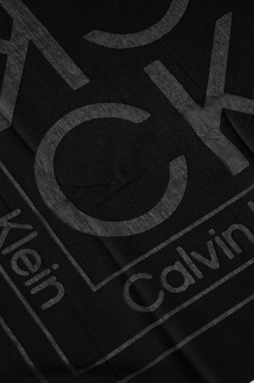 Платок Calvin Klein женский цвет чёрный узор K60K612977 Платок Calvin Klein женский цвет чёрный узор K60K612977