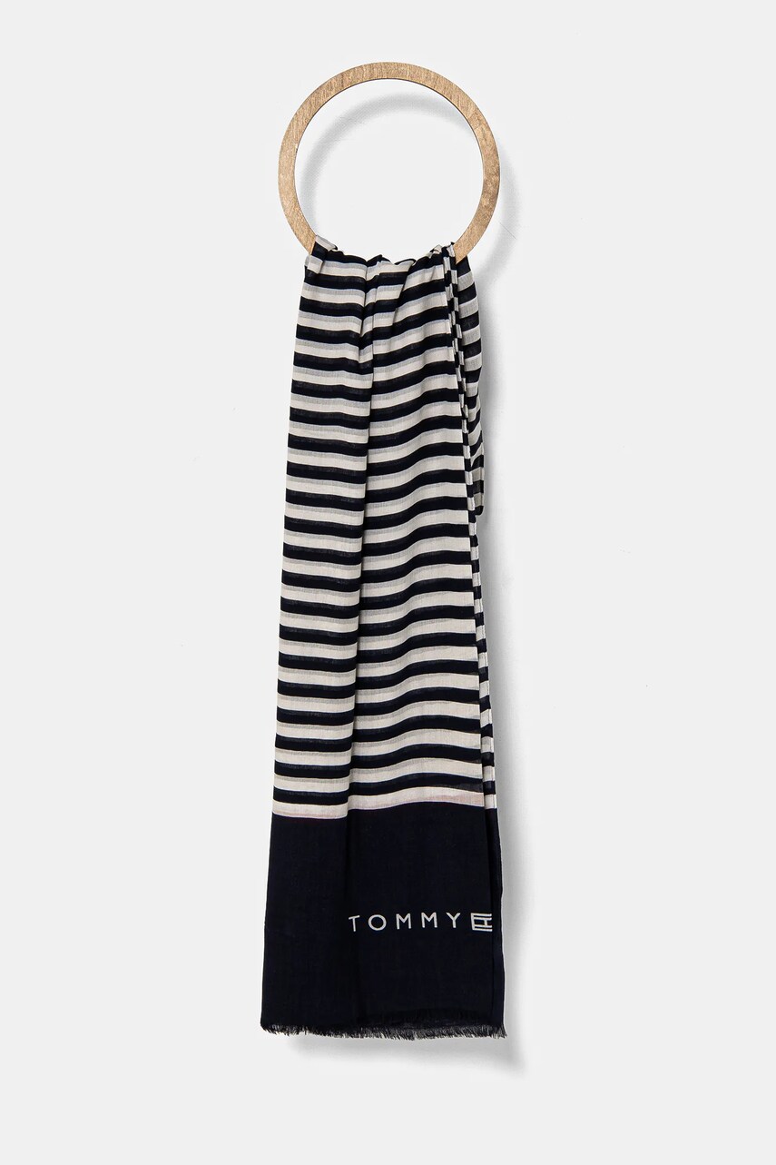Levně Šála Tommy Hilfiger tmavomodrá barva, AW0AW17142