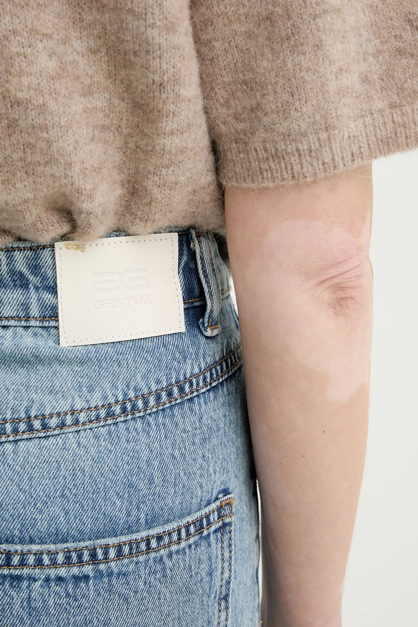 Bavlněná džínová sukně Gestuz (obrázek 4)