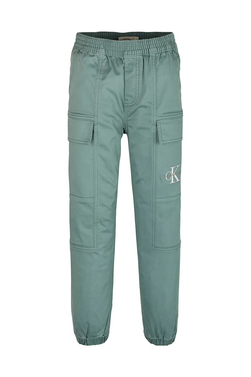 Детские брюки Calvin Klein Jeans ESSENTIAL WOVEN CARGO цвет бирюзовый однотонные IB0IB02270 Детские брюки Calvin Klein Jeans ESSENTIAL WOVEN CARGO цвет бирюзовый однотонные IB0IB02270