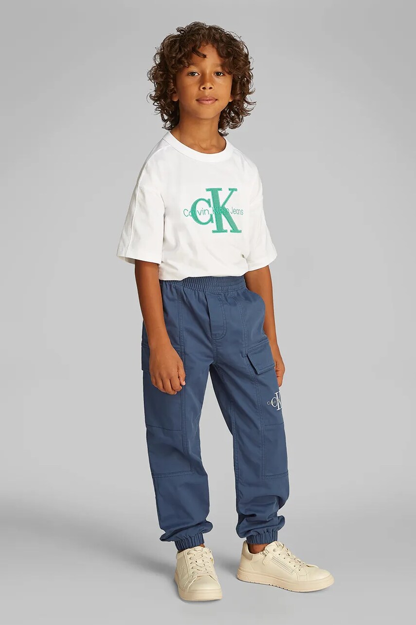 Levně Dětské kalhoty Calvin Klein Jeans ESSENTIAL WOVEN CARGO tmavomodrá barva, hladké, IB0IB02270