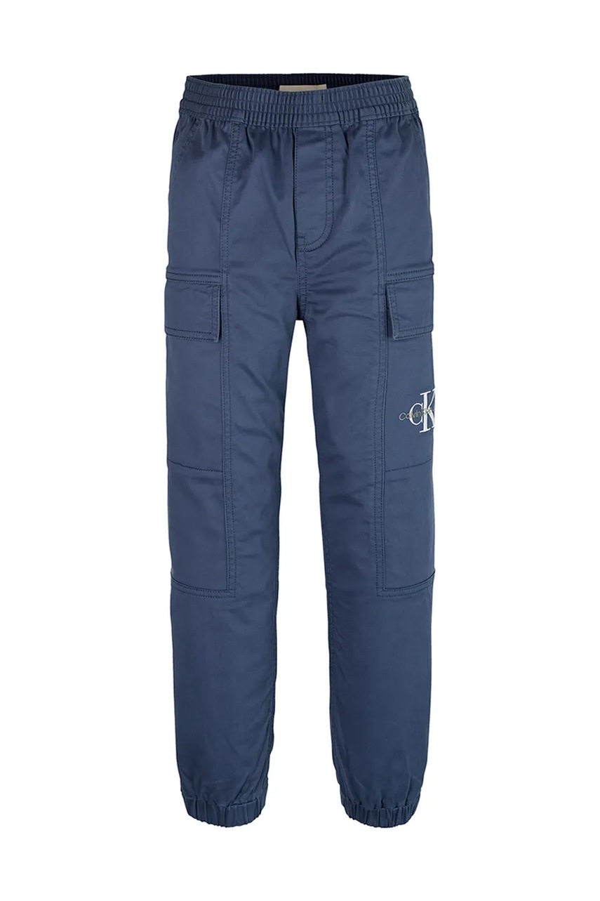 Детские брюки Calvin Klein Jeans ESSENTIAL WOVEN CARGO цвет синий однотонные IB0IB02270 Детские брюки Calvin Klein Jeans ESSENTIAL WOVEN CARGO цвет синий однотонные IB0IB02270