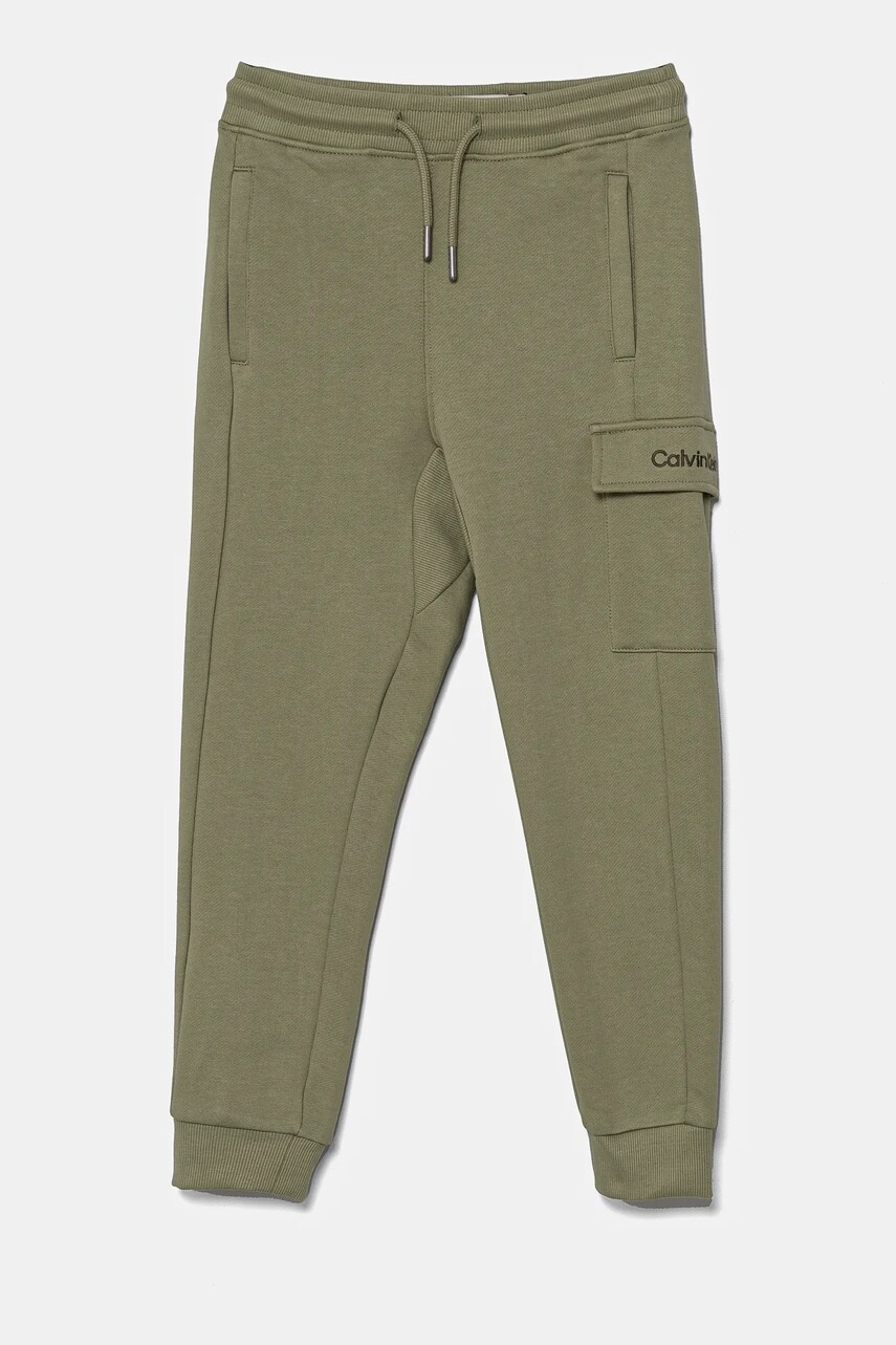 Levně Dětské bavlněné tepláky Calvin Klein Jeans RELAXED TAPERED LEG CARGO zelená barva, IB0IB02409