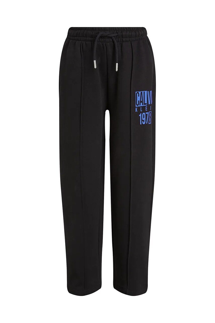 Levně Dětské bavlněné tepláky Calvin Klein Jeans černá barva, s potiskem, IB0IB02483