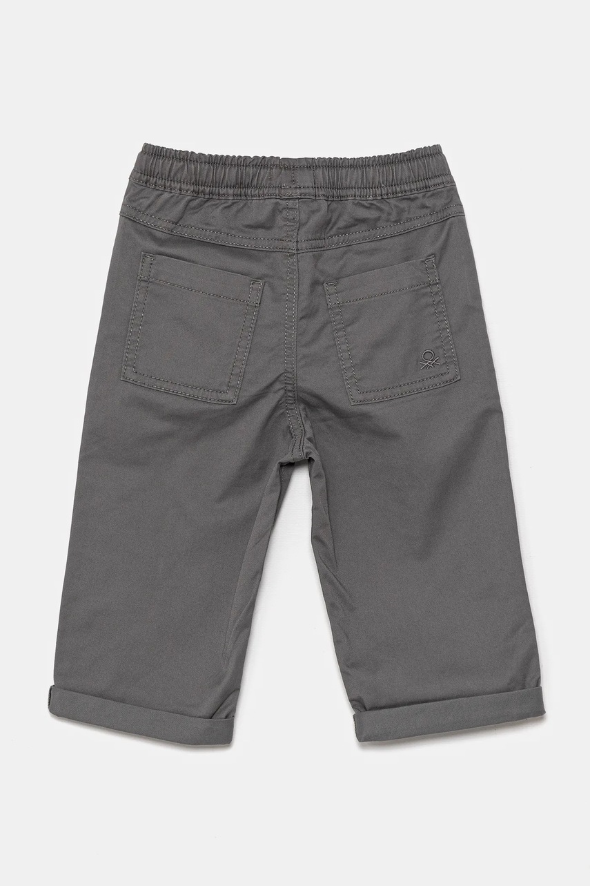 Детские брюки United Colors of Benetton цвет серый однотонные 4T48GF026 Детские брюки United Colors of Benetton цвет серый однотонные 4T48GF026