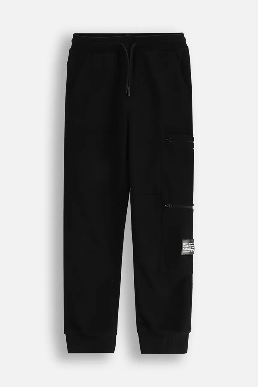 Coccodrillo pantaloni de trening pentru copii culoarea negru, neted, MONOCHROME BOY JUNIOR Coccodrillo pantaloni de trening pentru copii culoarea negru, neted, MONOCHROME BOY JUNIOR