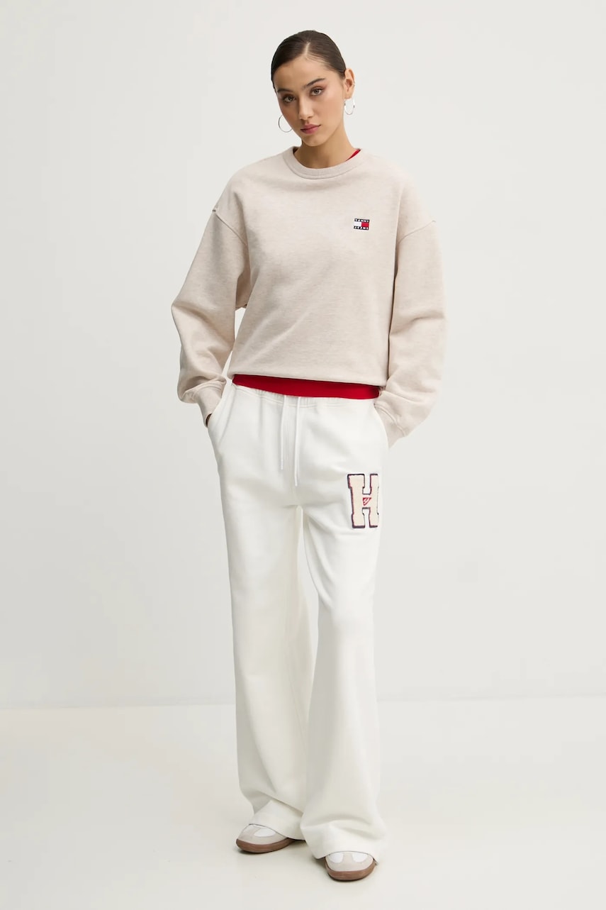 Хлопковые спортивные штаны Tommy Jeans цвет бежевый с аппликацией DW0DW20558 Хлопковые спортивные штаны Tommy Jeans цвет бежевый с аппликацией DW0DW20558