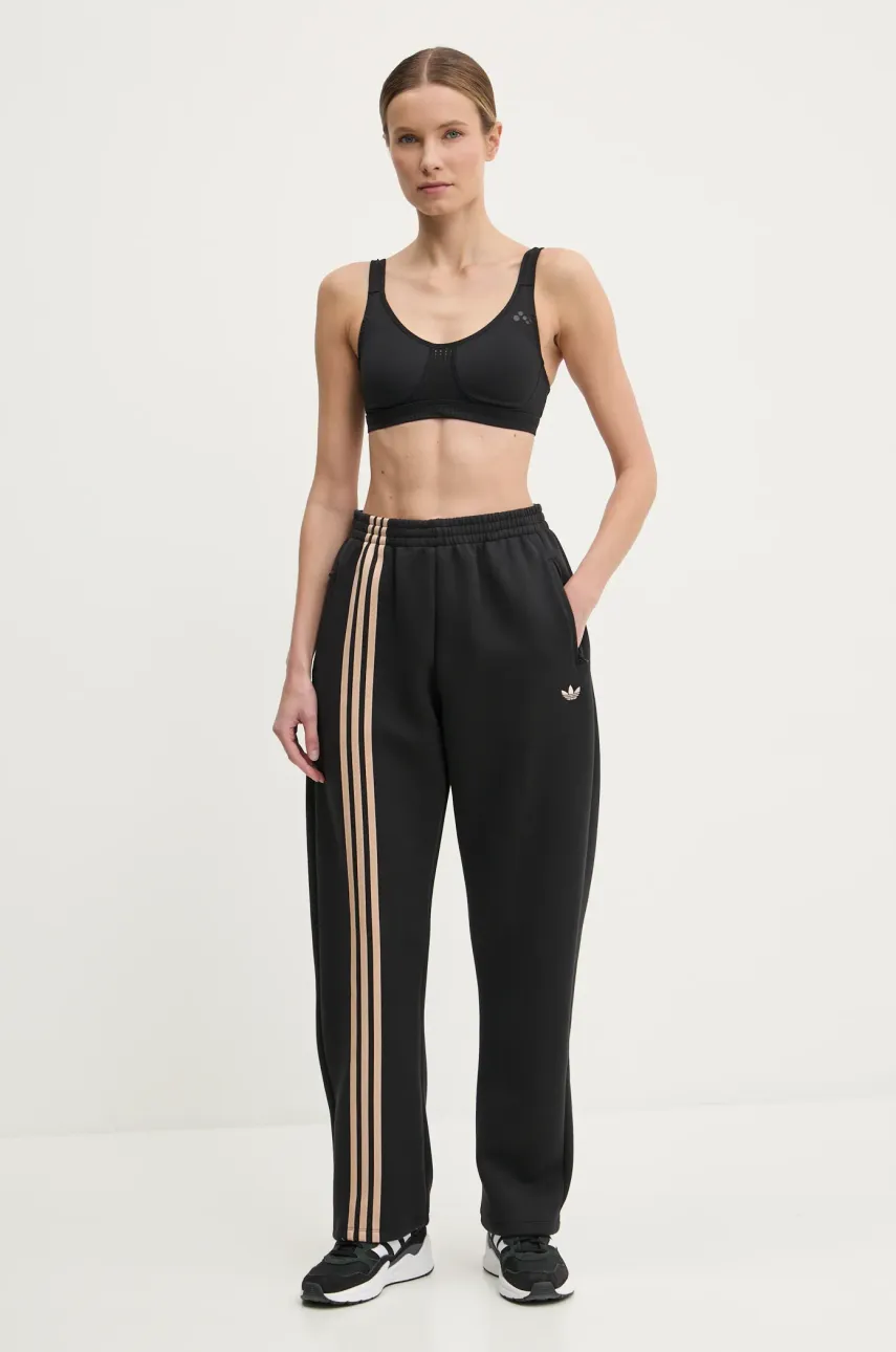 Спортивные штаны adidas Originals OS SWEATPANT цвет чёрный с аппликацией JJ0941 Спортивные штаны adidas Originals OS SWEATPANT цвет чёрный с аппликацией JJ0941