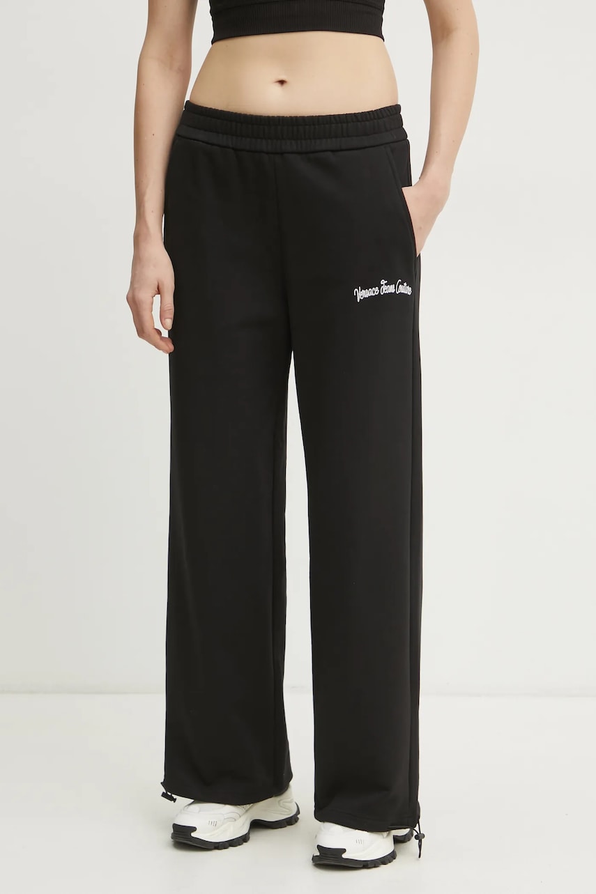 Versace Jeans Couture pantaloni de trening din bumbac femei, culoarea negru, cu imprimeu, 78HAAC08 CF00C Versace Jeans Couture pantaloni de trening din bumbac femei, culoarea negru, cu imprimeu, 78HAAC08 CF00C