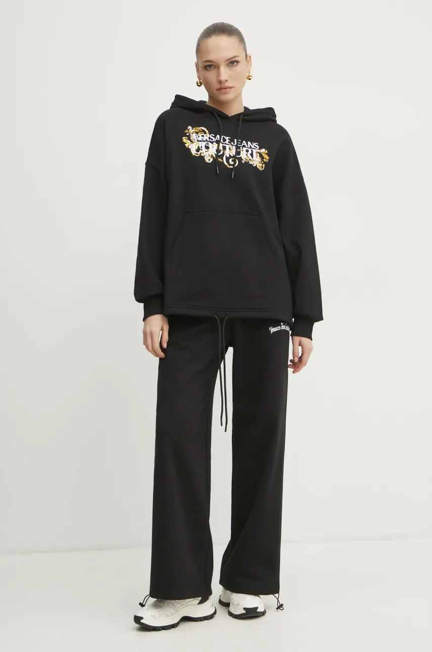 Хлопковые спортивные штаны Versace Jeans Couture женские цвет чёрный с аппликацией 78HAAC08 CF00C Хлопковые спортивные штаны Versace Jeans Couture женские цвет чёрный с аппликацией 78HAAC08 CF00C