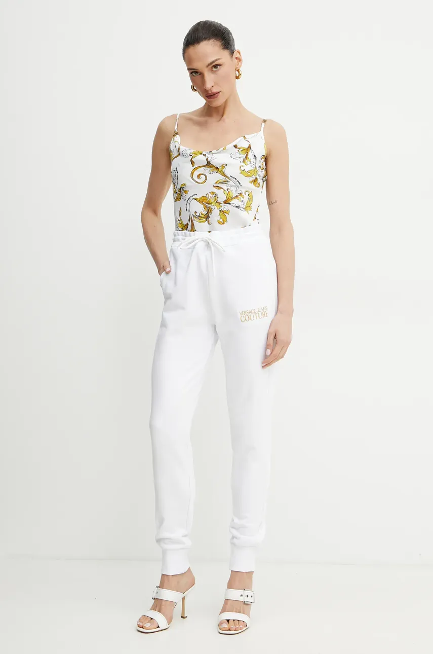 Хлопковые спортивные штаны Versace Jeans Couture женские цвет белый однотонные 78HAAT06 CF01T Хлопковые спортивные штаны Versace Jeans Couture женские цвет белый однотонные 78HAAT06 CF01T