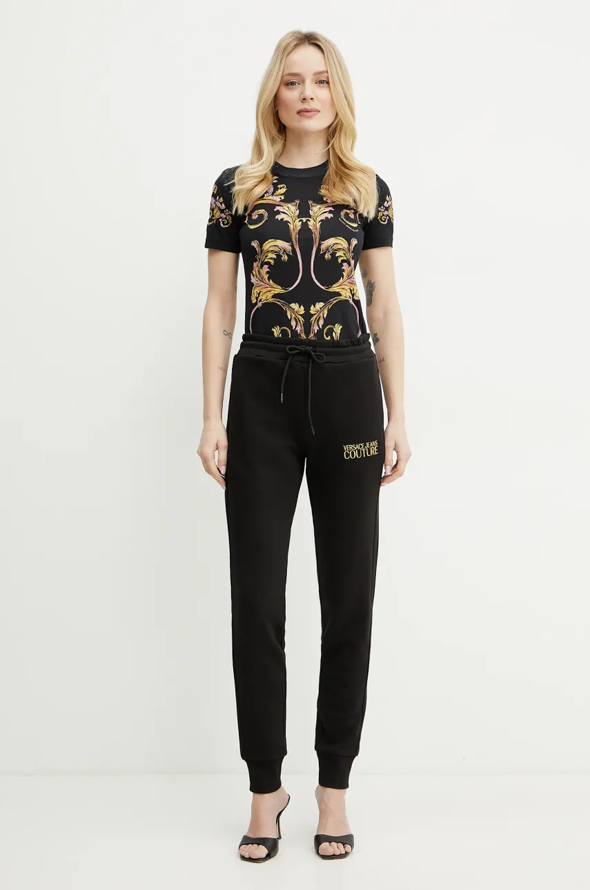 Хлопковые спортивные штаны Versace Jeans Couture женские цвет чёрный однотонные 78HAAT06 CF01T Хлопковые спортивные штаны Versace Jeans Couture женские цвет чёрный однотонные 78HAAT06 CF01T