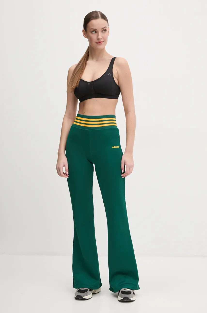 Спортивные штаны adidas Originals FLARED PANTS женские цвет зелёный с аппликацией JC7689 Спортивные штаны adidas Originals FLARED PANTS женские цвет зелёный с аппликацией JC7689