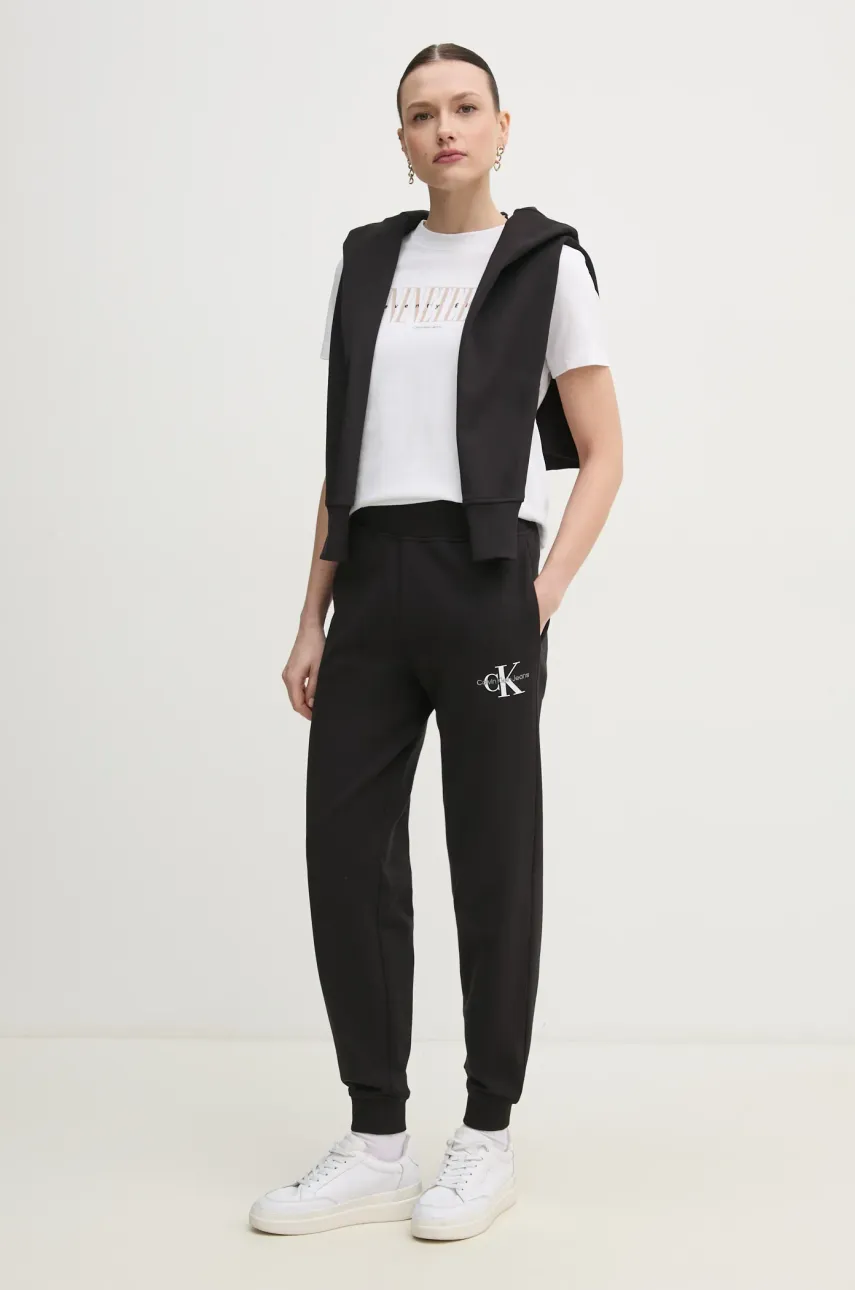 Хлопковые спортивные штаны Calvin Klein Jeans женские цвет чёрный с принтом J20J225354 Хлопковые спортивные штаны Calvin Klein Jeans женские цвет чёрный с принтом J20J225354