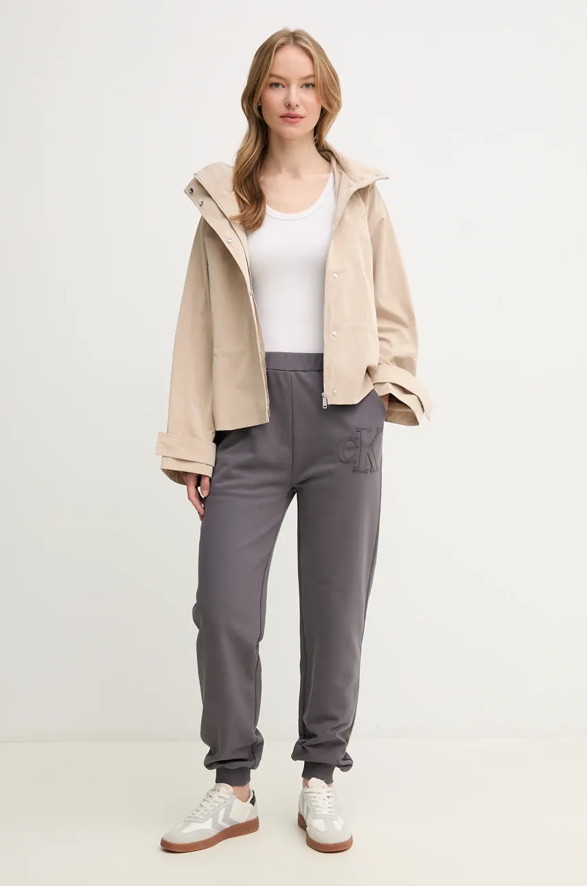 Хлопковые спортивные штаны Calvin Klein Jeans женские цвет серый с аппликацией J20J225355 Хлопковые спортивные штаны Calvin Klein Jeans женские цвет серый с аппликацией J20J225355