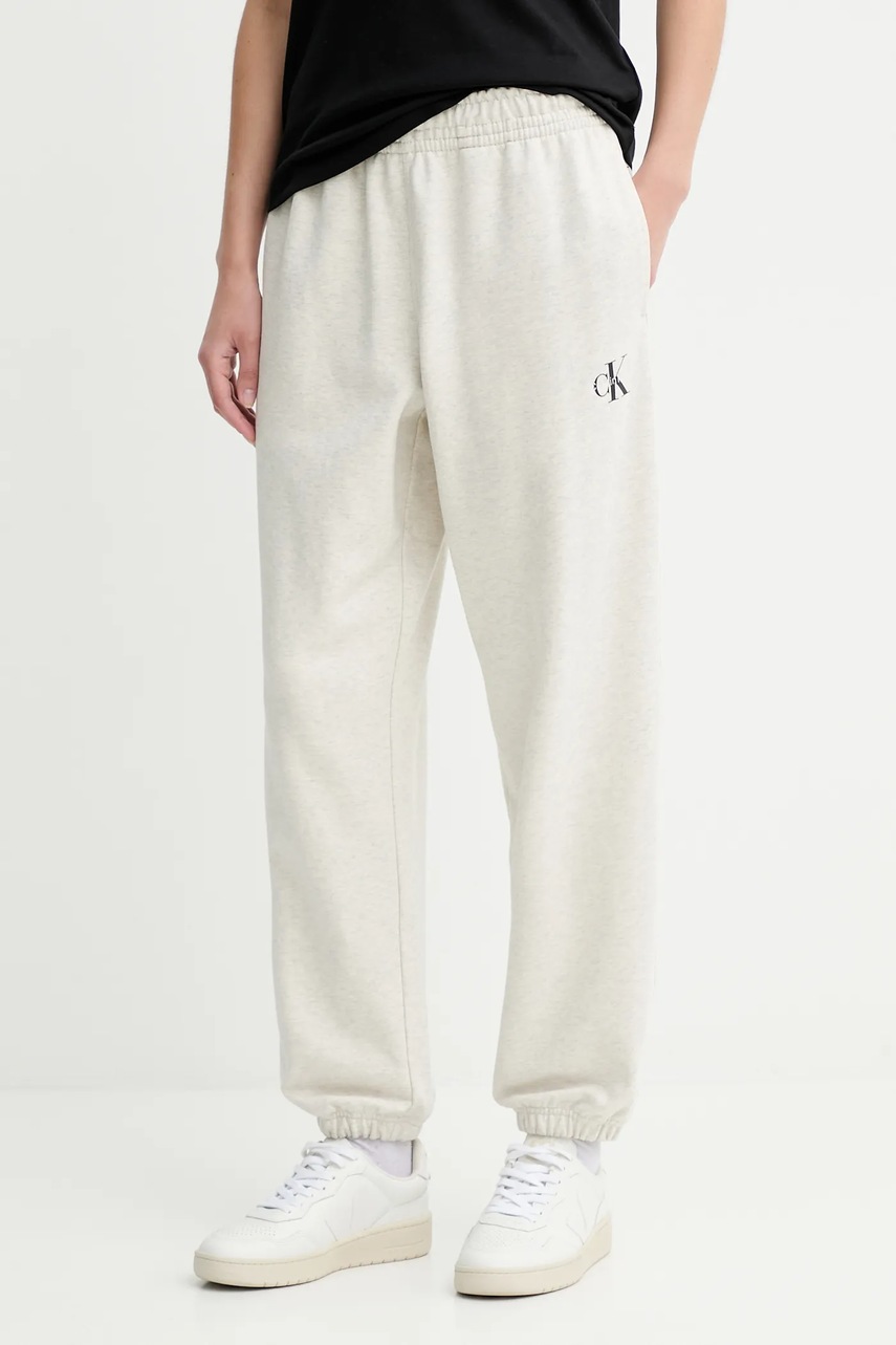 

Спортен панталон Calvin Klein Jeans в бяло с изчистен дизайн LV047B235G, Бежов