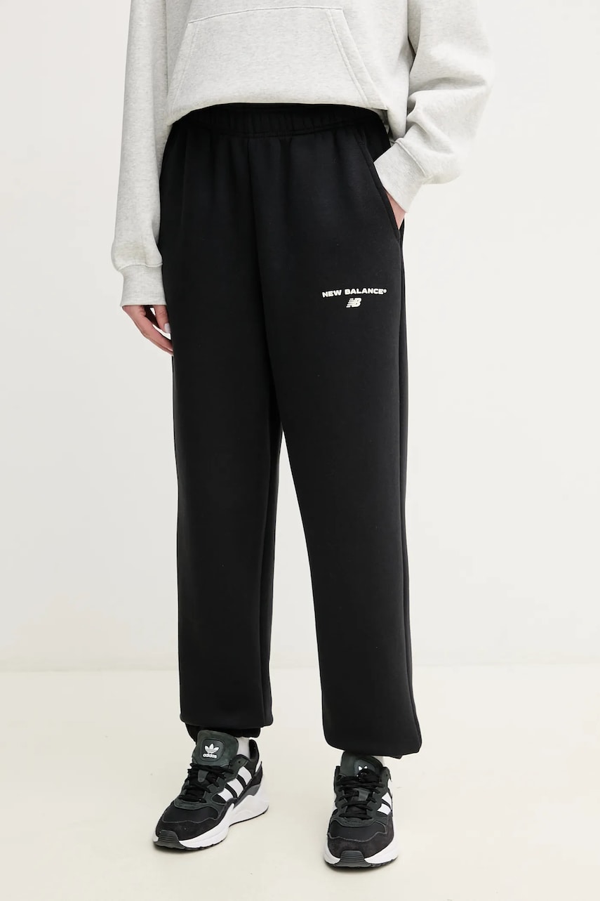Levně Tepláky New Balance dámské, černá barva, s potiskem, WP51500BK