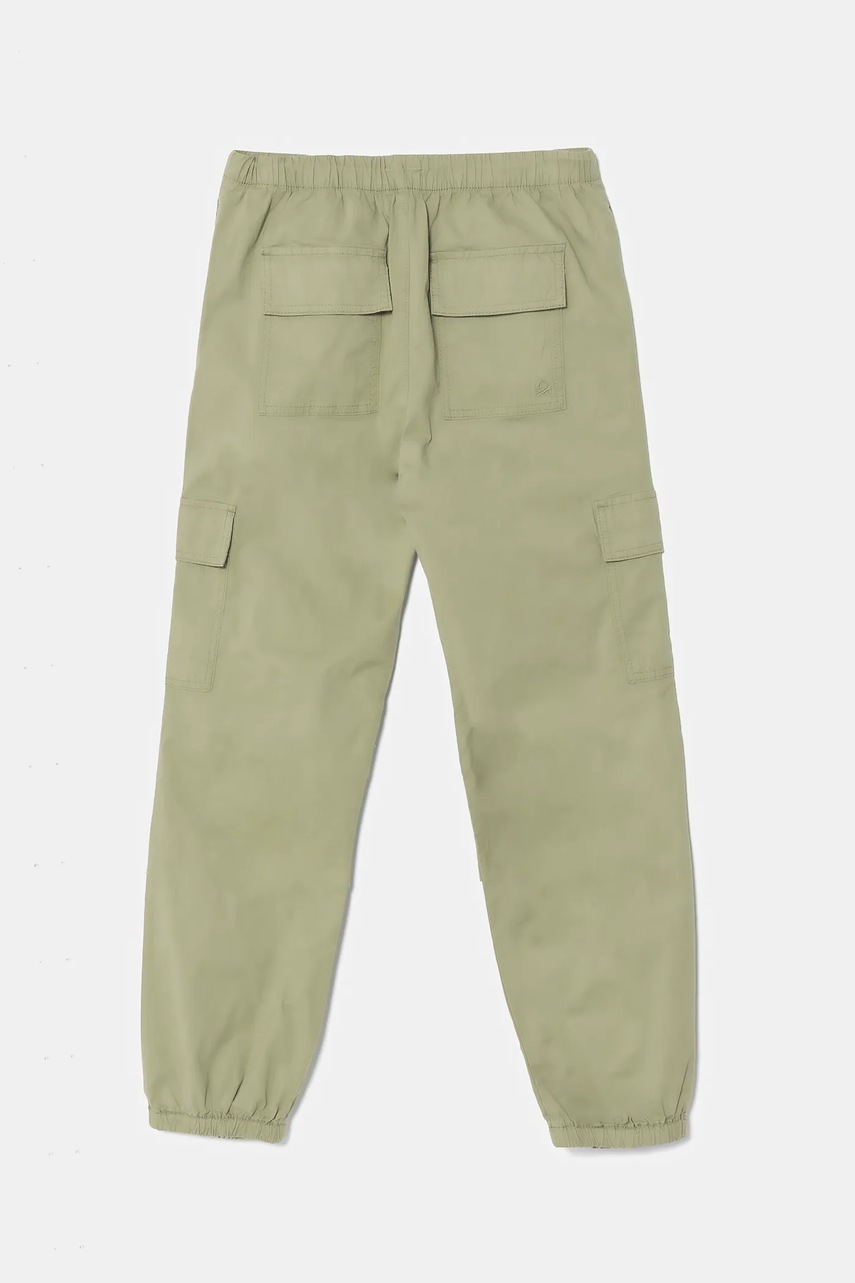 Детские брюки United Colors of Benetton цвет зелёный однотонные 4L2VCF046 Детские брюки United Colors of Benetton цвет зелёный однотонные 4L2VCF046