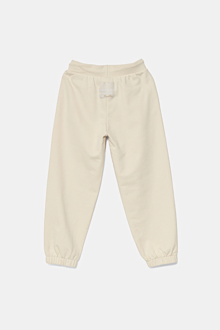 Детские хлопковые штаны United Colors of Benetton цвет бежевый однотонные 3UNICF060 Детские хлопковые штаны United Colors of Benetton цвет бежевый однотонные 3UNICF060