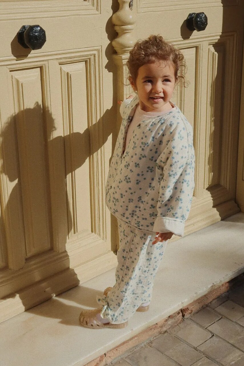 Konges Sløjd pantaloni de bumbac pentru copii RHW x KS MIOBLU PANTS GOTS culoarea bej, cu imprimeu, Rosie Huntington Whiteley KS103615