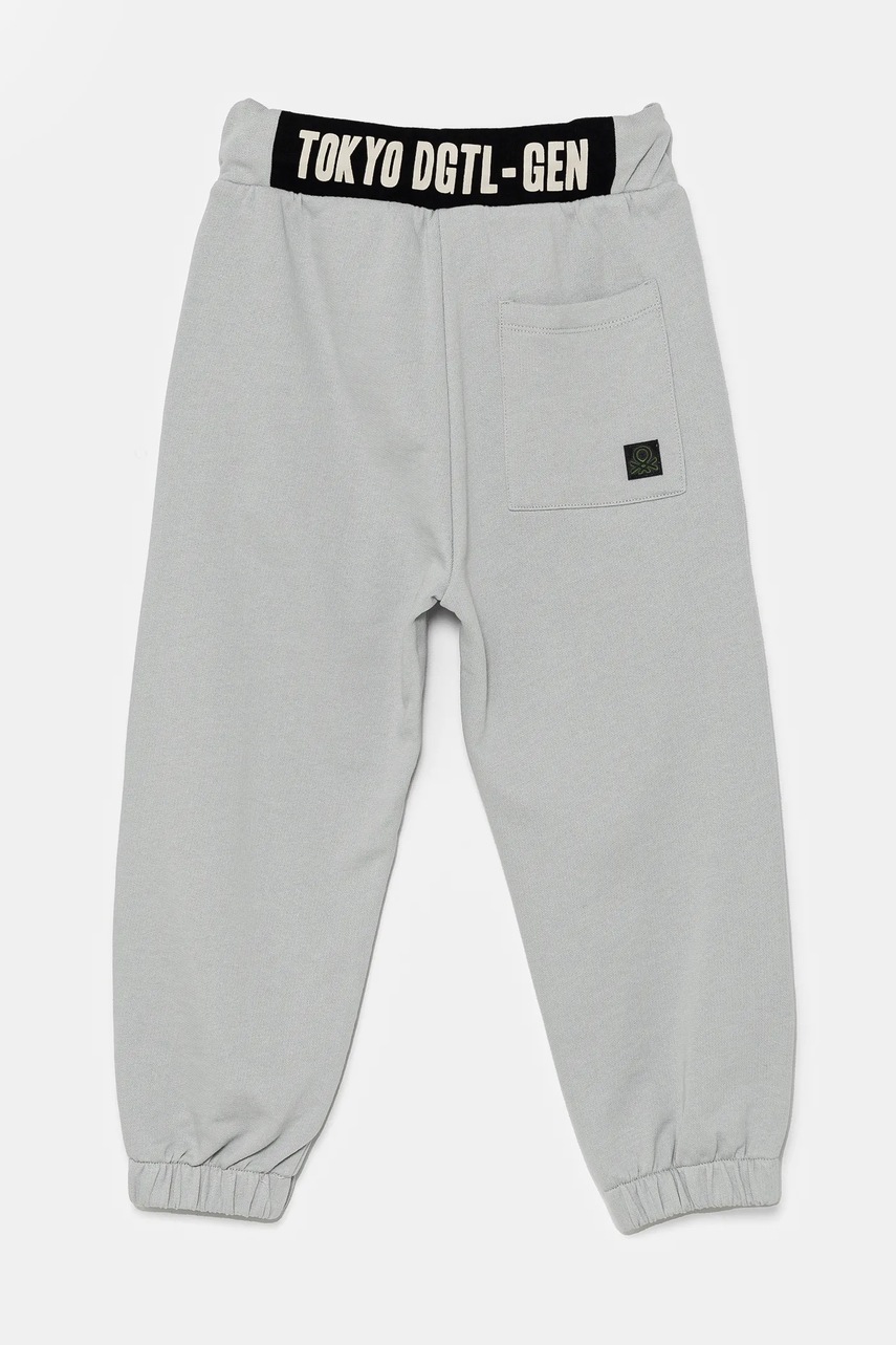 Детские хлопковые штаны United Colors of Benetton цвет серый с принтом 3J68CF05W