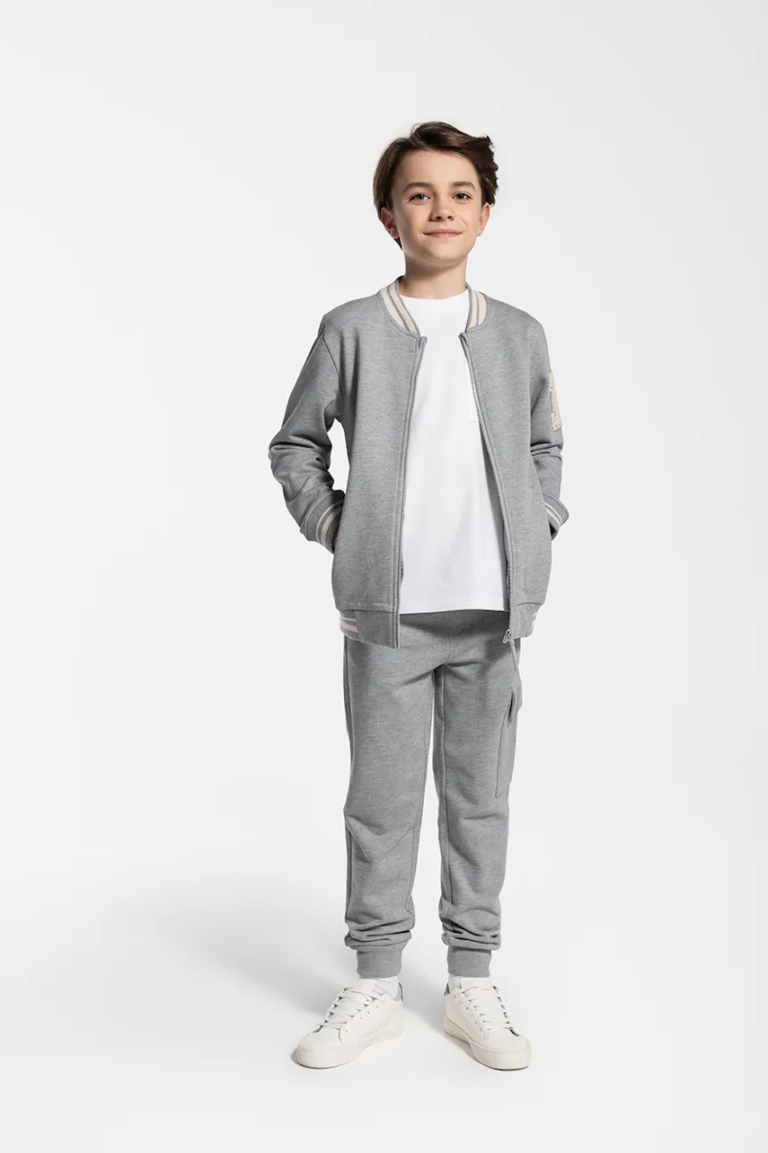 Coccodrillo pantaloni de trening pentru copii culoarea gri, neted, EVERYDAY BOY Coccodrillo pantaloni de trening pentru copii culoarea gri, neted, EVERYDAY BOY